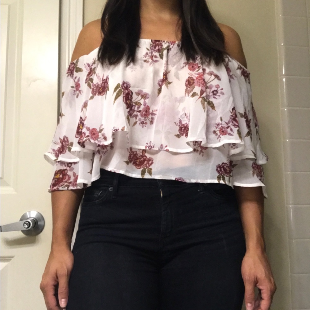 Floral flowly strapless top with sleeves